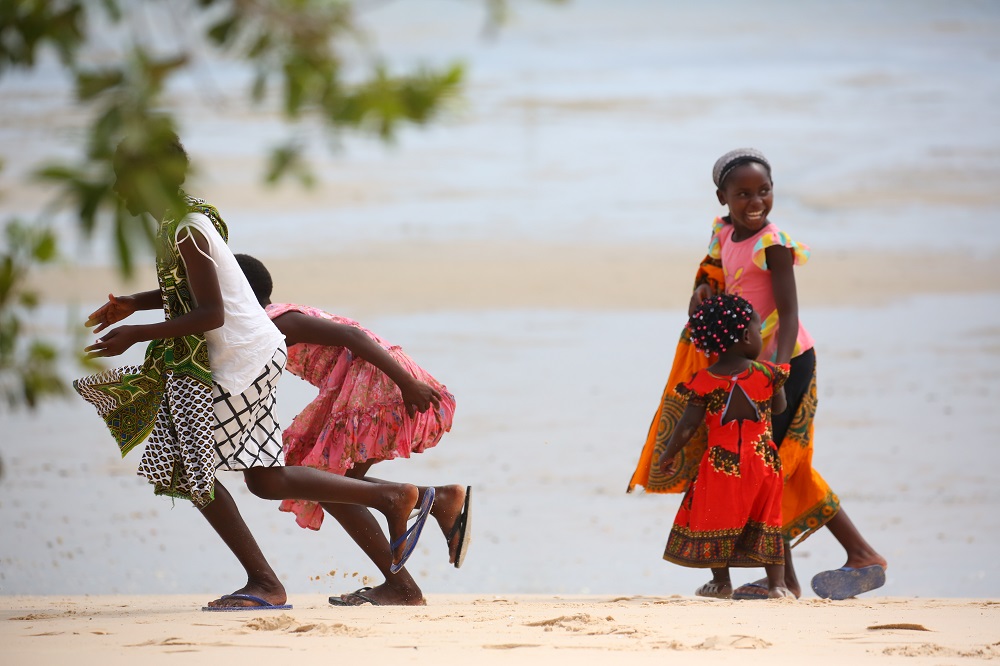 SX2A3902 1000px Children on beach at Azura Benguerra, Mozambique; copyright Christopher P Baker